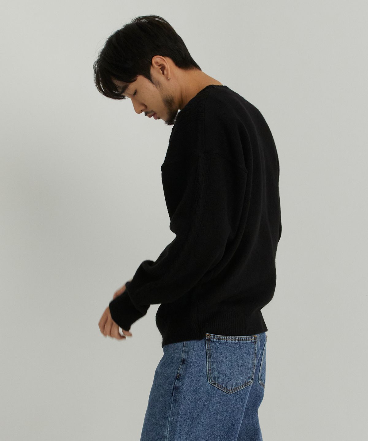 아더피츠(OTHERFITS) 라운드 패턴 스웨터 (블랙)