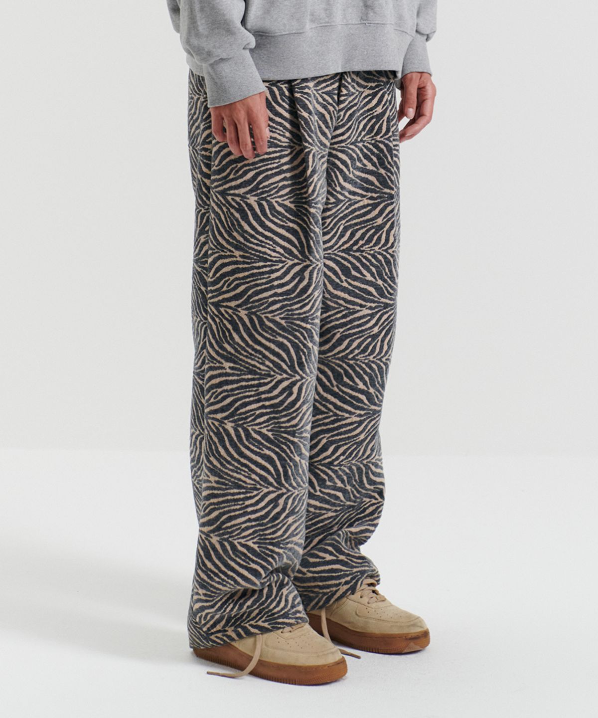 쏘지(SSOJI) zebra pattern set-up pants_khaki