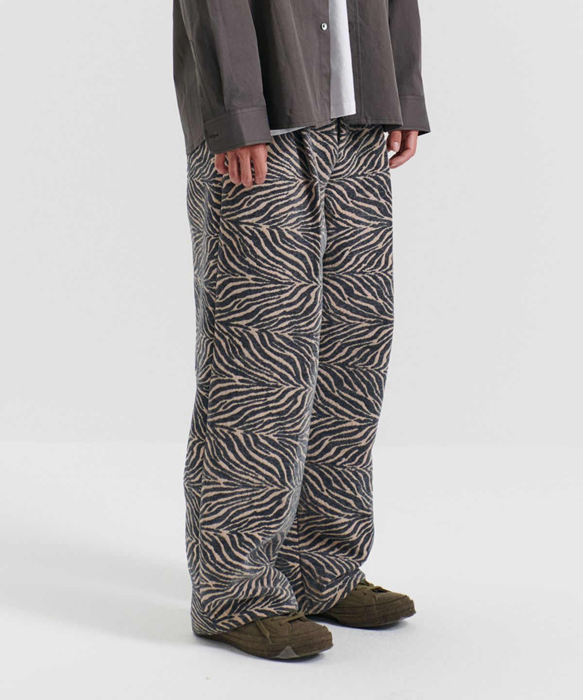 쏘지(SSOJI) zebra pattern set-up pants_black
