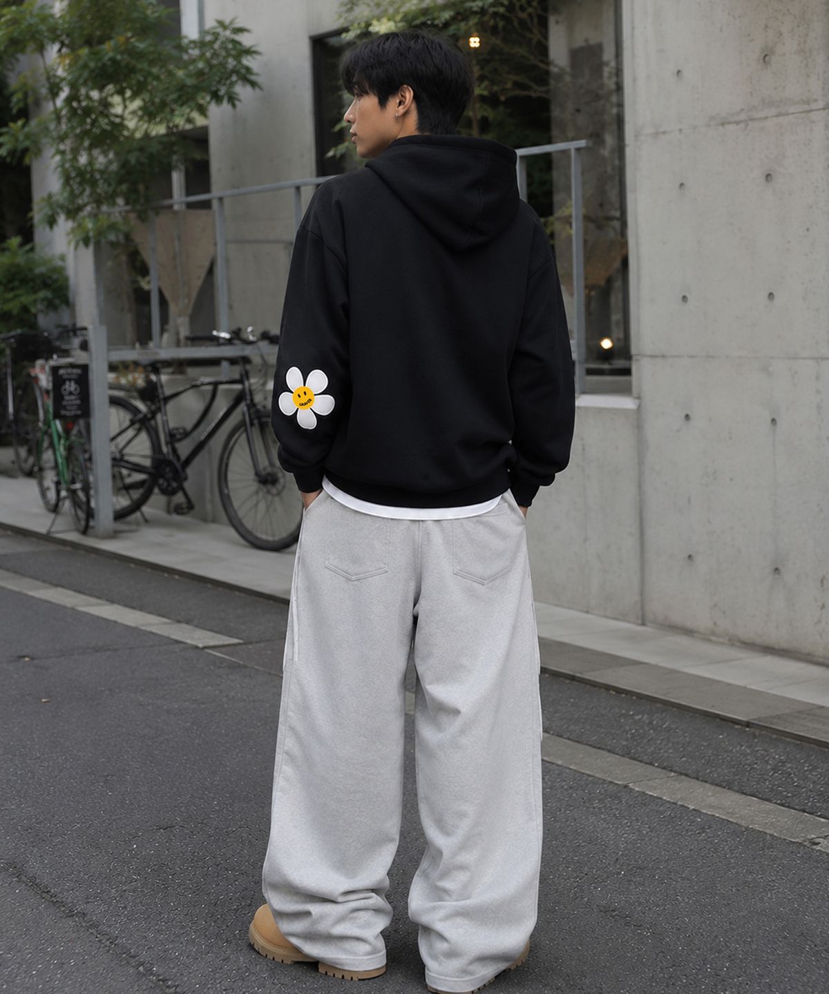그레이버(GRAVER) [UNISEX]엘보우 플라워도트 원포인트 후드티_블랙