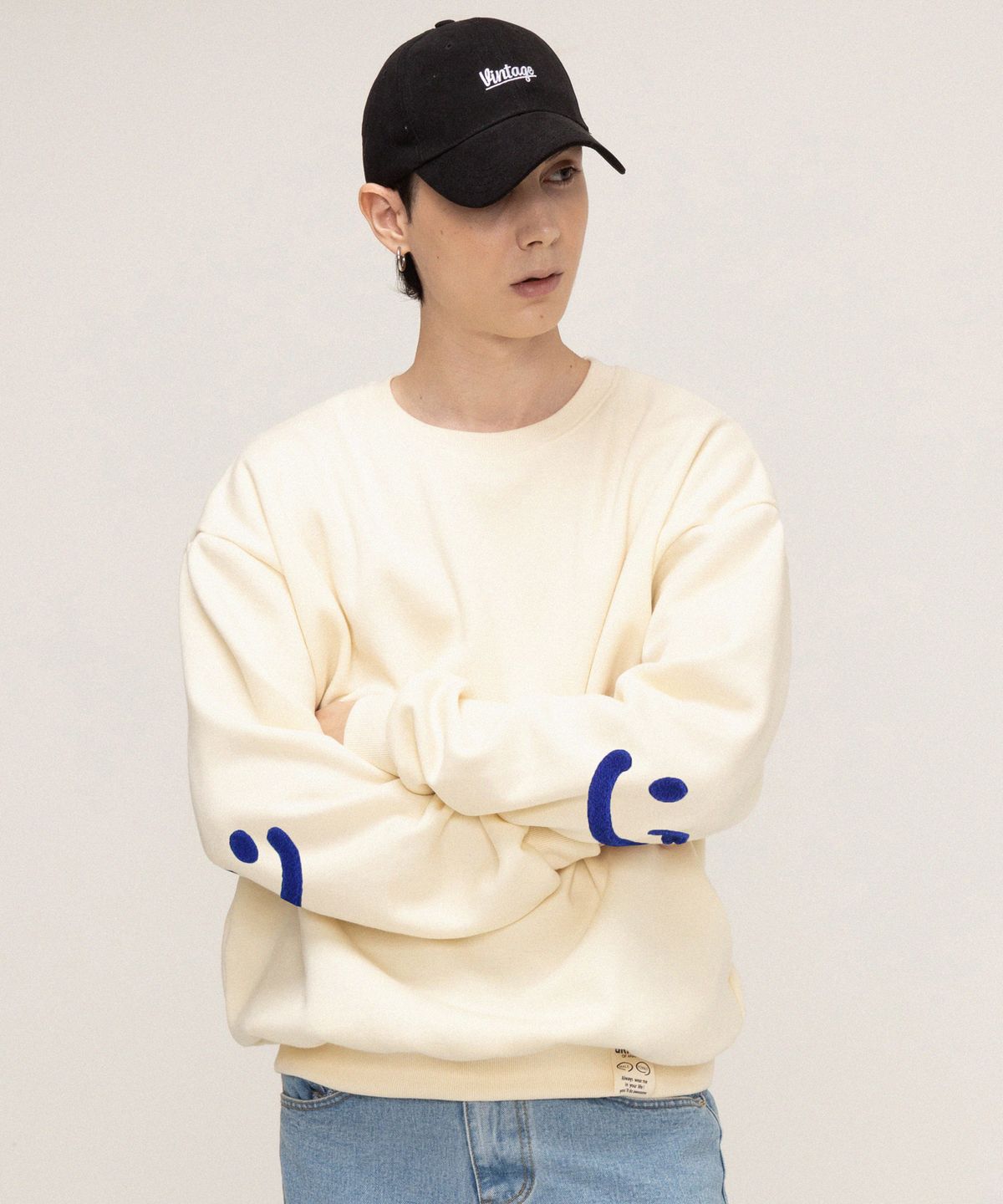 그레이버(GRAVER) [UNISEX]엘보우 부클자수 스마일드로잉 맨투맨_크림