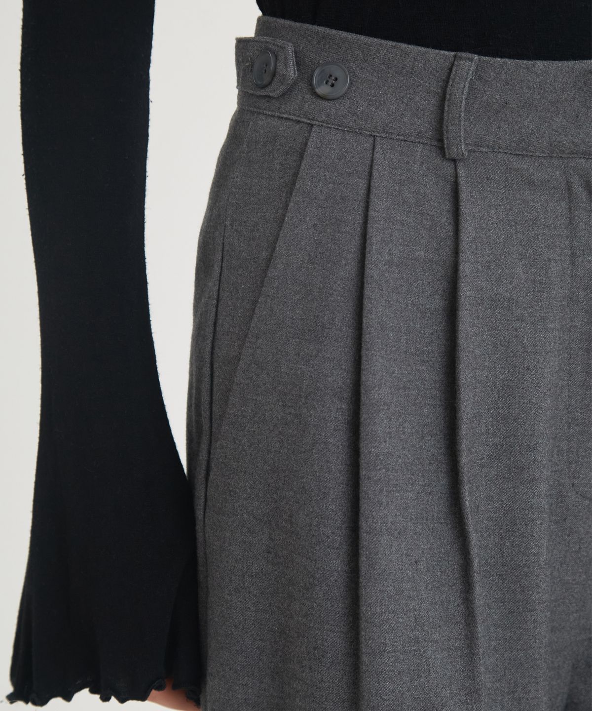 프라이하잇(THEFRHT) Two-Tuck Button Wide Wool Pants (Charcoal)
