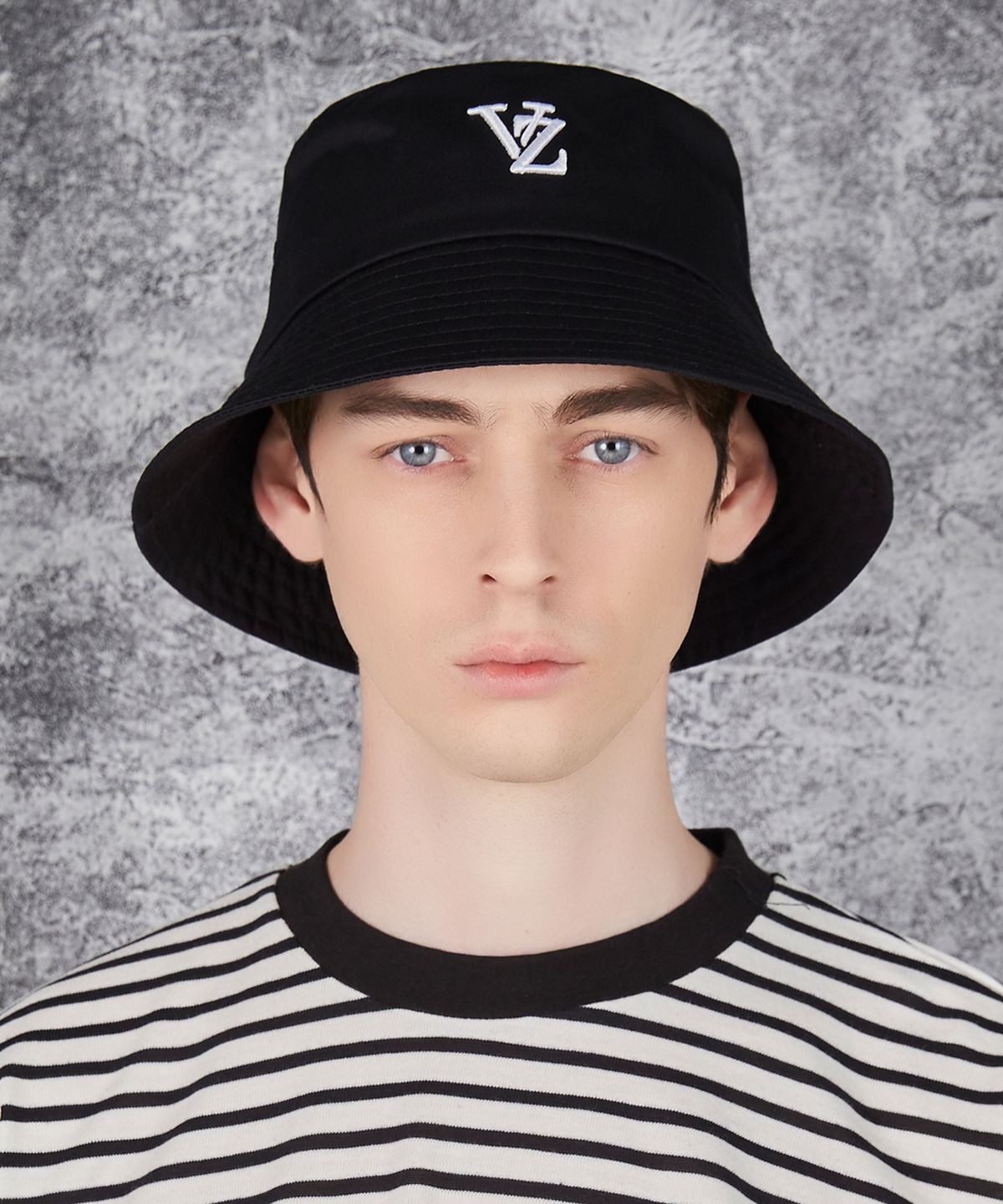 바잘(VARZAR) 3D 모노그램 컬러 버킷햇 블랙