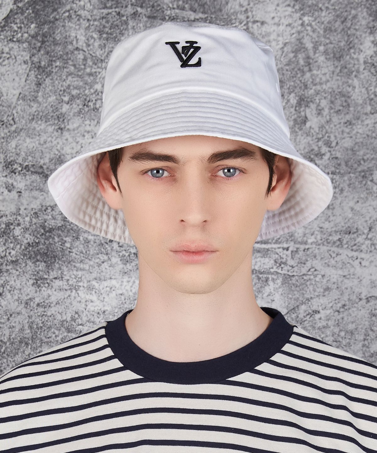 바잘(VARZAR) 3D 모노그램 컬러 버킷햇 화이트