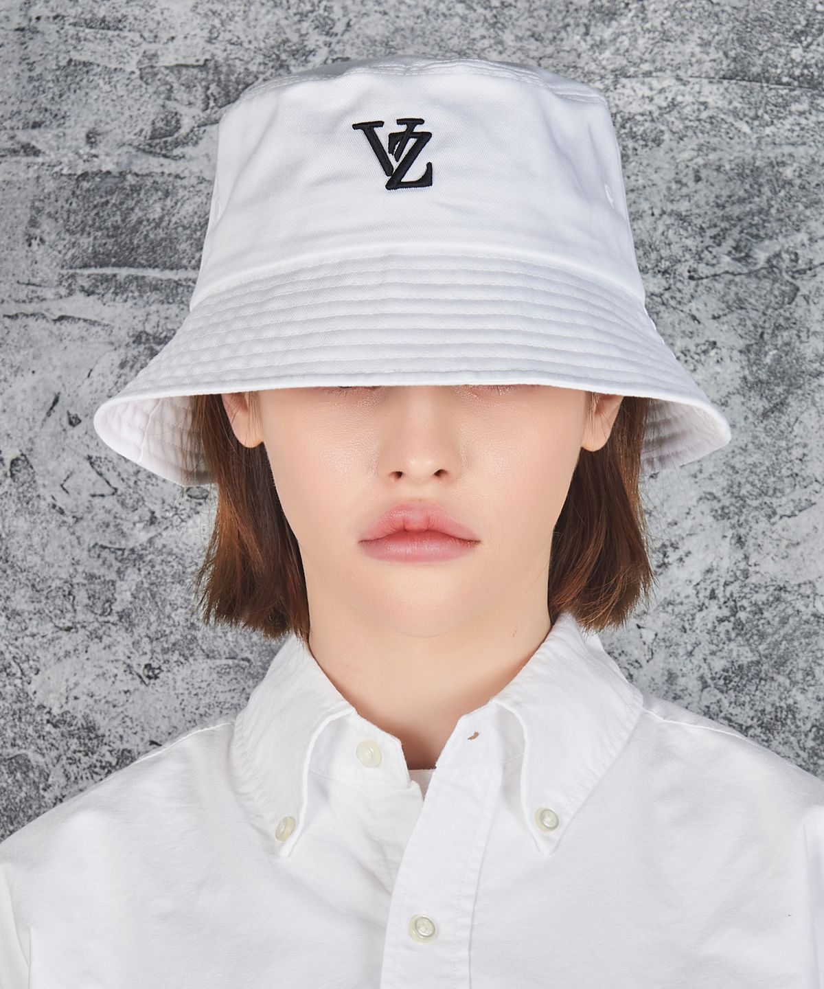 바잘(VARZAR) 3D 모노그램 컬러 버킷햇 화이트