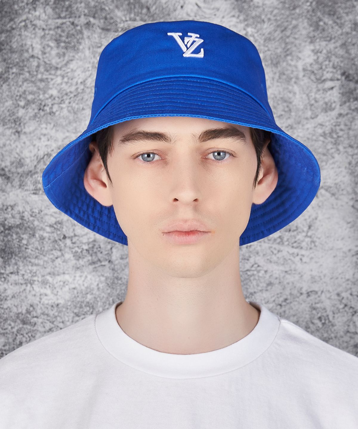 바잘(VARZAR) 3D 모노그램 컬러 버킷햇 블루