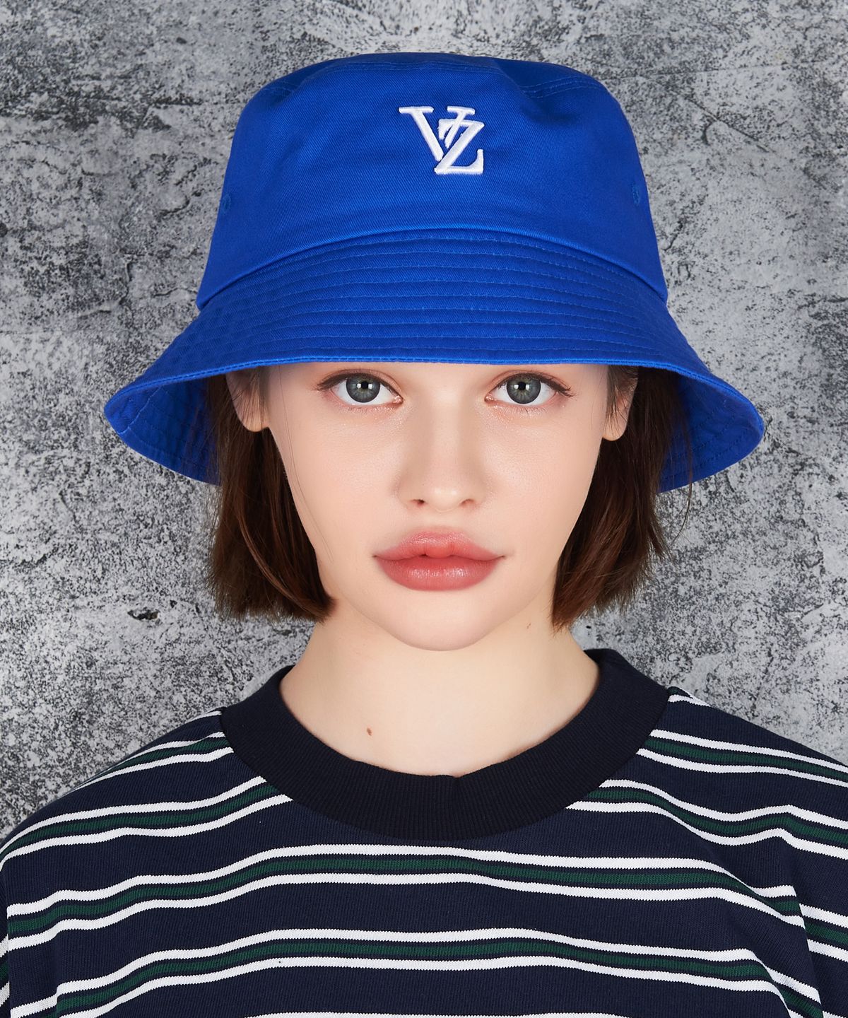 바잘(VARZAR) 3D 모노그램 컬러 버킷햇 블루