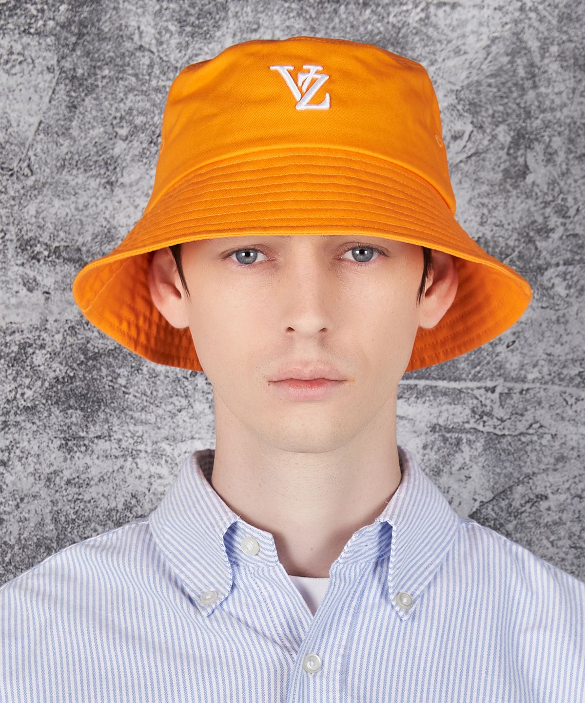 바잘(VARZAR) 3D 모노그램 컬러 버킷햇 오렌지