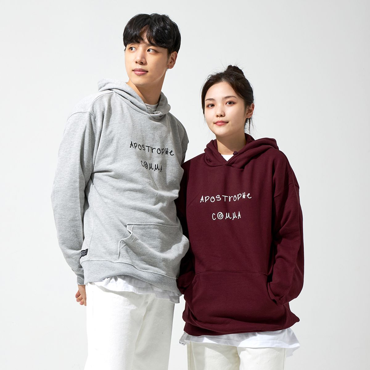 어퍼스트로피 콤마(APOSTROPHE COMMA) 풀네임 드로잉 로고 후디 (와인/화이트)