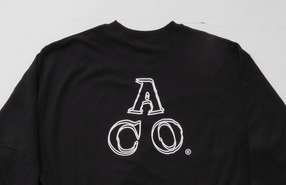 어퍼스트로피 콤마(APOSTROPHE COMMA) 더블 ACO 로고 스웨트셔츠 (블랙/화이트)