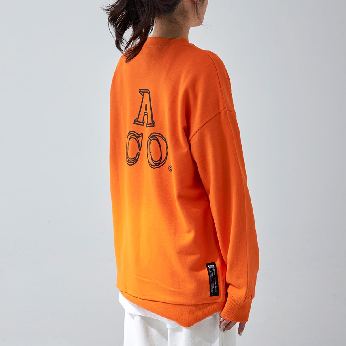 어퍼스트로피 콤마(APOSTROPHE COMMA) 더블 ACO 로고 스웨트셔츠 (오렌지/블랙)