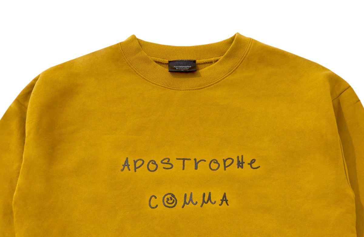 어퍼스트로피 콤마(APOSTROPHE COMMA) 풀네임 드로잉 로고 스웨트셔츠 (올리브/블랙)
