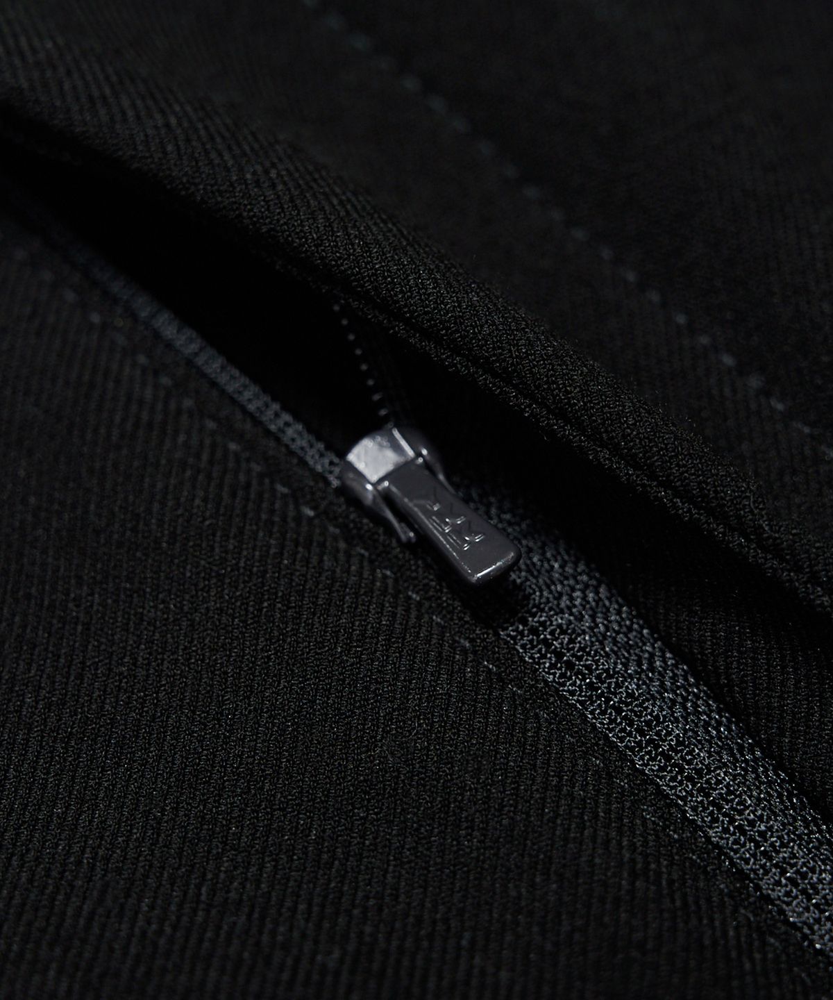 핀스드룩(FINSDRUCK) IN BANDING SEMI-WIDE FIT WIDE TURN-UP SLACKS(BLACK)