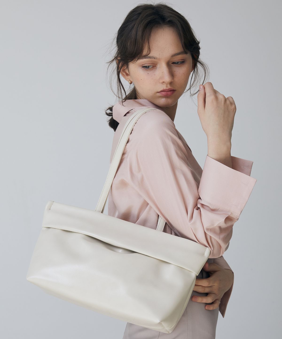 러브참(LOVECHARM) [레아 숄더백_아이보리] Leah Shoulder Bag_Ivory