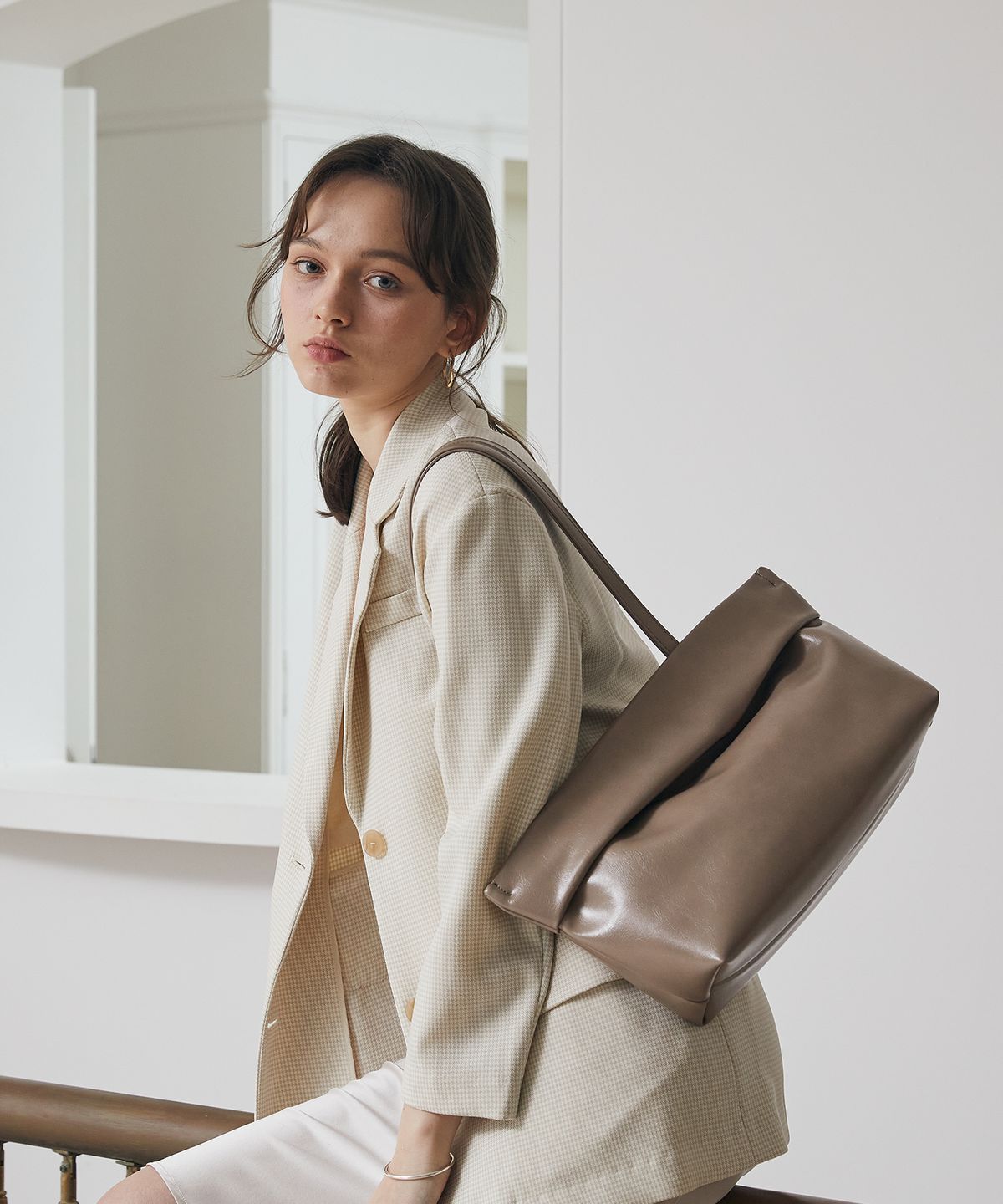 러브참(LOVECHARM) [레아 숄더백_베이지] Leah Shoulder Bag_Beige