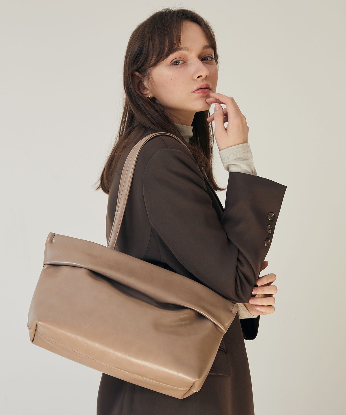 러브참(LOVECHARM) [레아 숄더백_베이지] Leah Shoulder Bag_Beige
