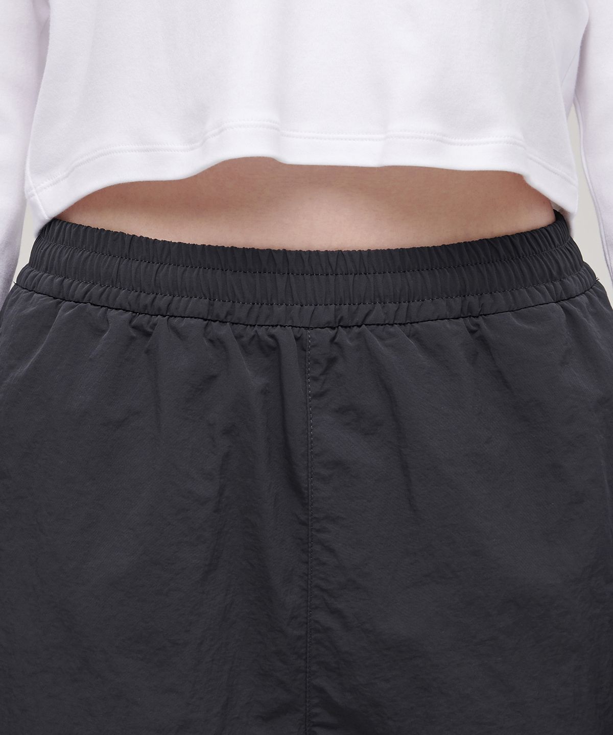 무신사 스탠다드 우먼(MUSINSA STANDARD WOMAN) 우먼즈 나일론 밴딩 쇼츠 [다크 그레이]