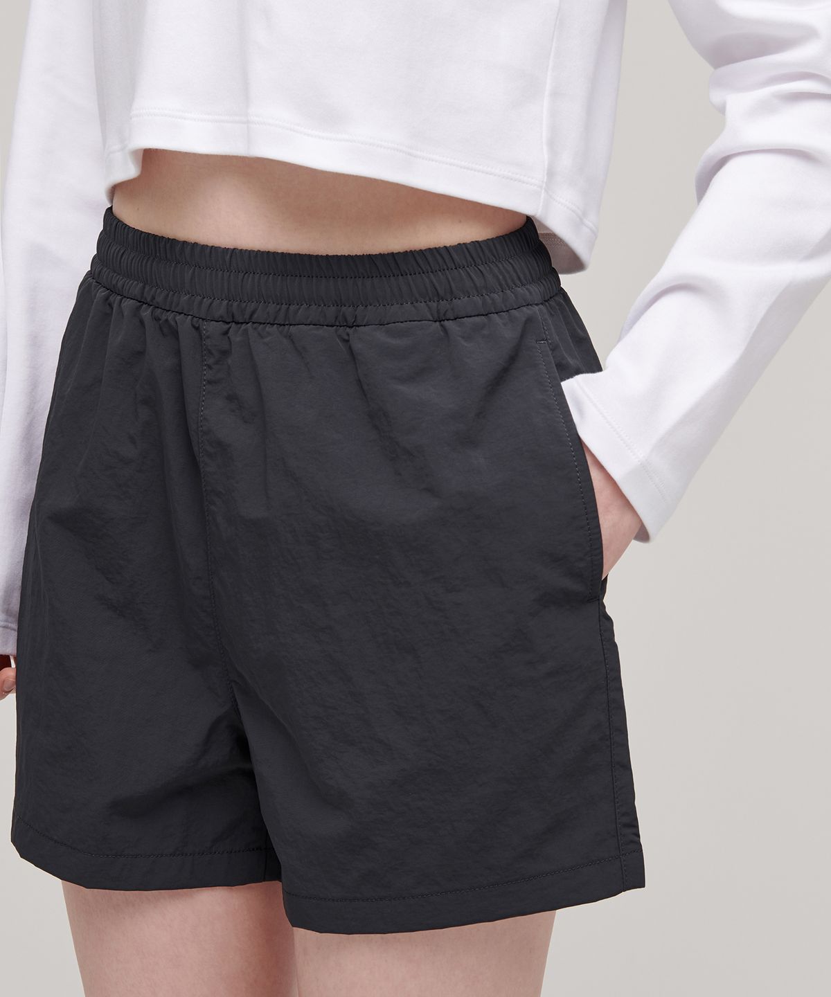 무신사 스탠다드 우먼(MUSINSA STANDARD WOMAN) 우먼즈 나일론 밴딩 쇼츠 [다크 그레이]
