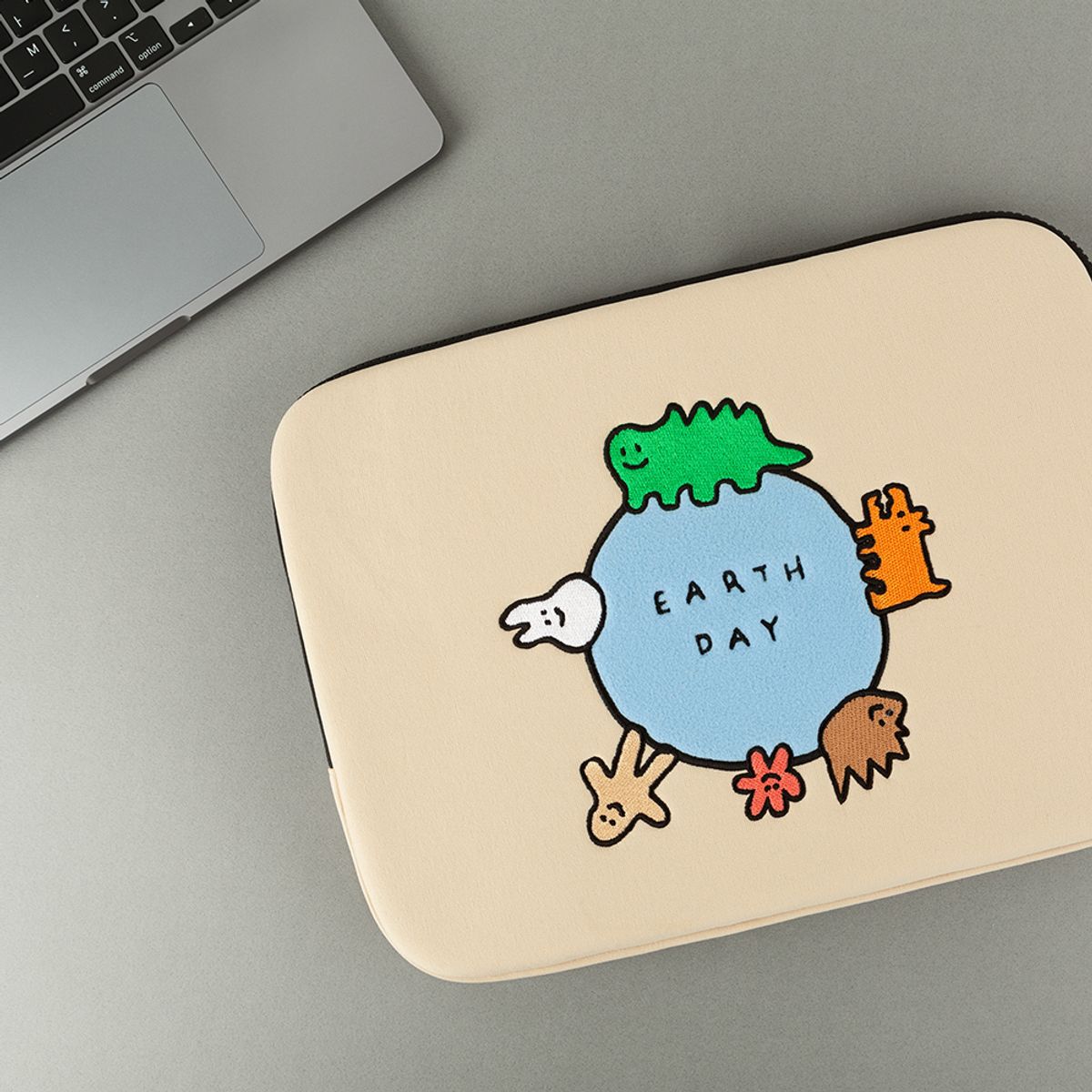 올뉴프레임(ALL NEW FRAME) 자수 노트북파우치_Earth day(아이패드 11/13/15인치)