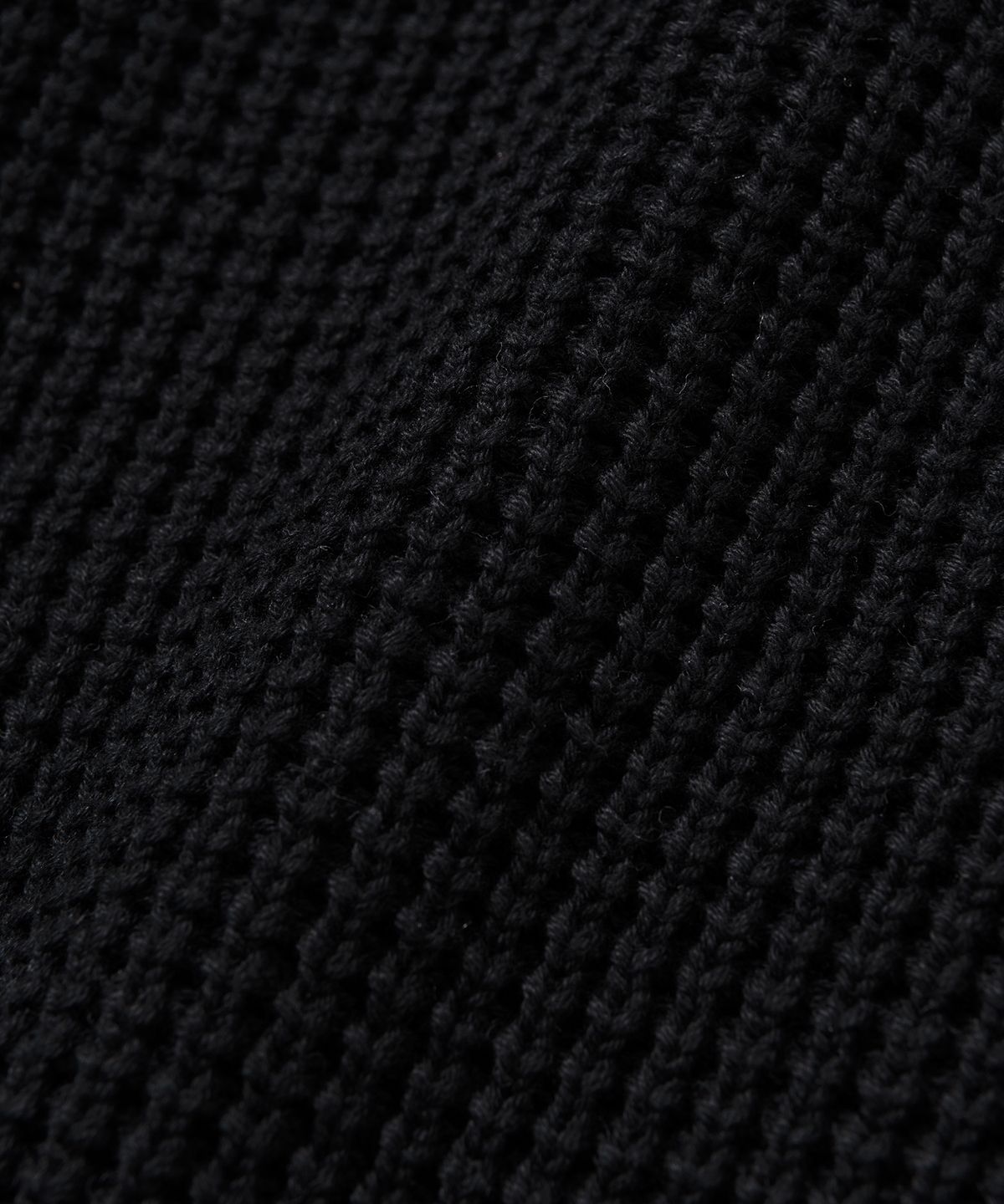 니티드(KNITTED) 소프트코튼 헤비 와플 하프 집업 니트 BLACK