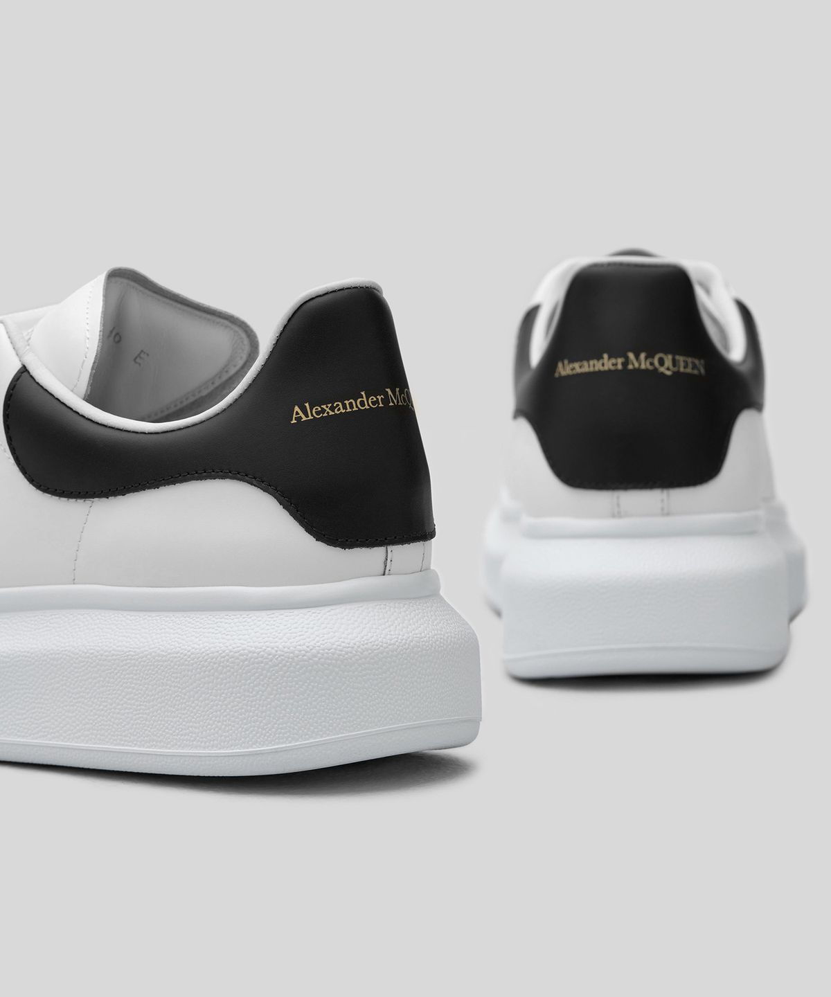 알렉산더 맥퀸(ALEXANDER McQUEEN) 오버사이즈 스니커즈 - 화이트:블랙 / 553680WHGP59061