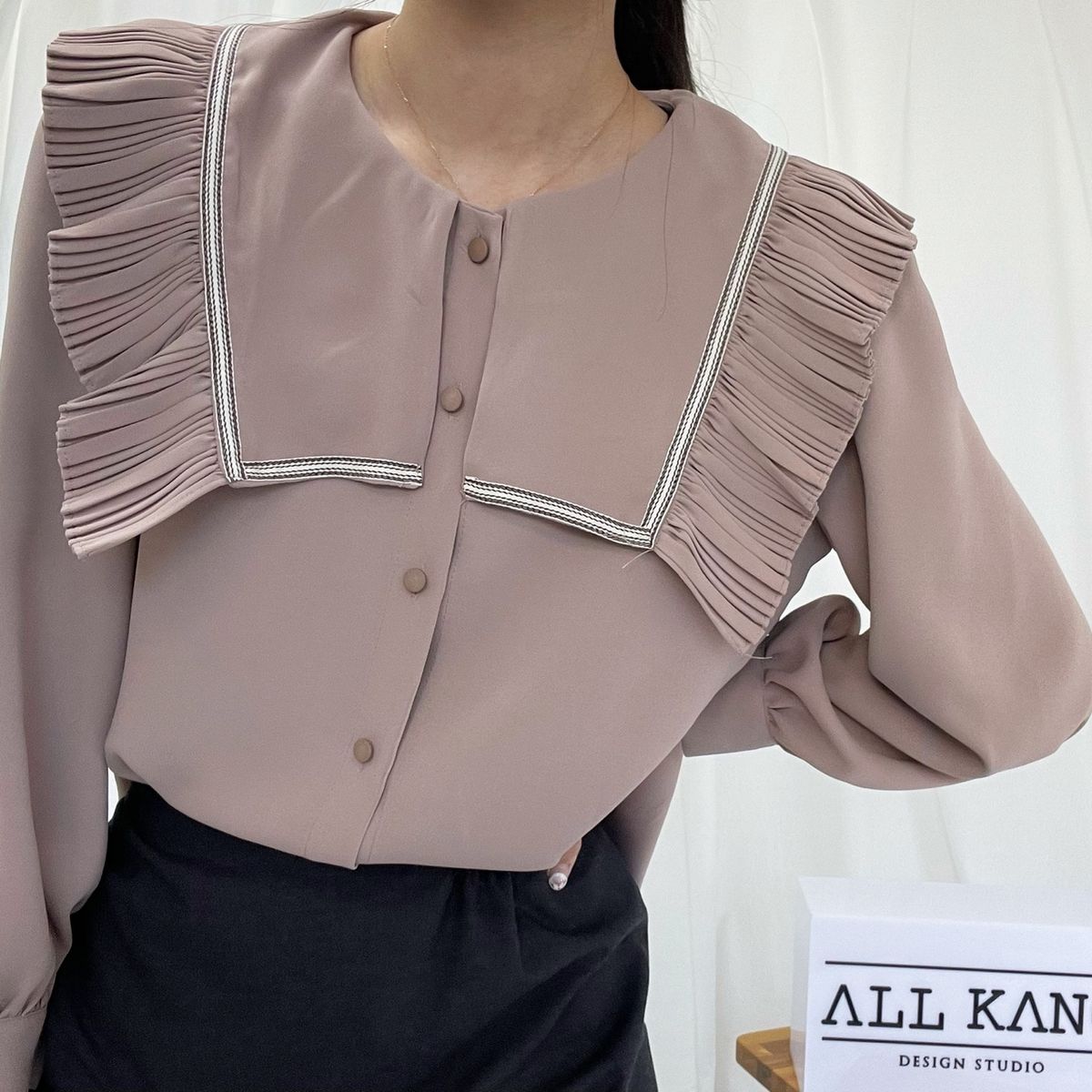 올강 디자인 스튜디오(ALL KANG DESIGN STUDIO) 프릴 카라 블라우스