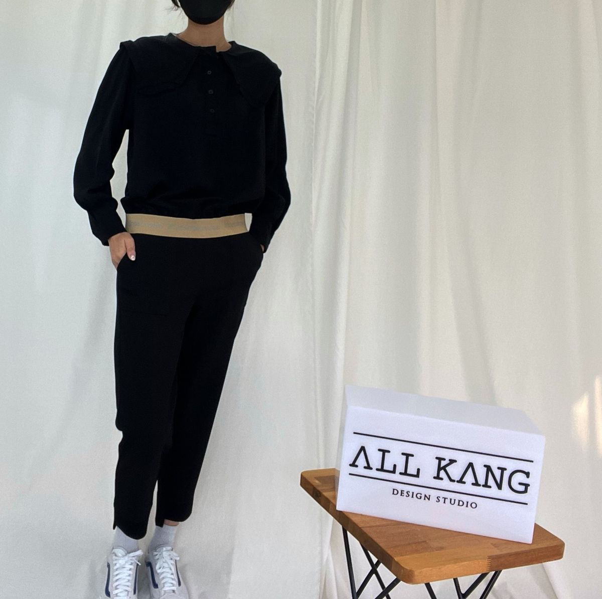 올강 디자인 스튜디오(ALL KANG DESIGN STUDIO) 레터링 Tape 포인트 블라우스