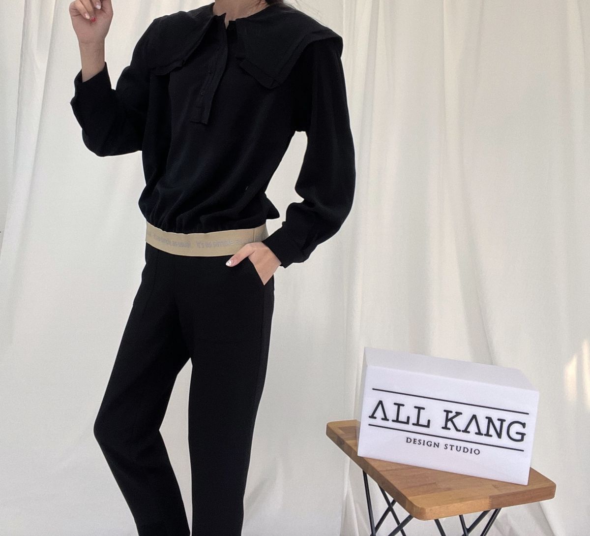 올강 디자인 스튜디오(ALL KANG DESIGN STUDIO) 레터링 Tape 포인트 블라우스