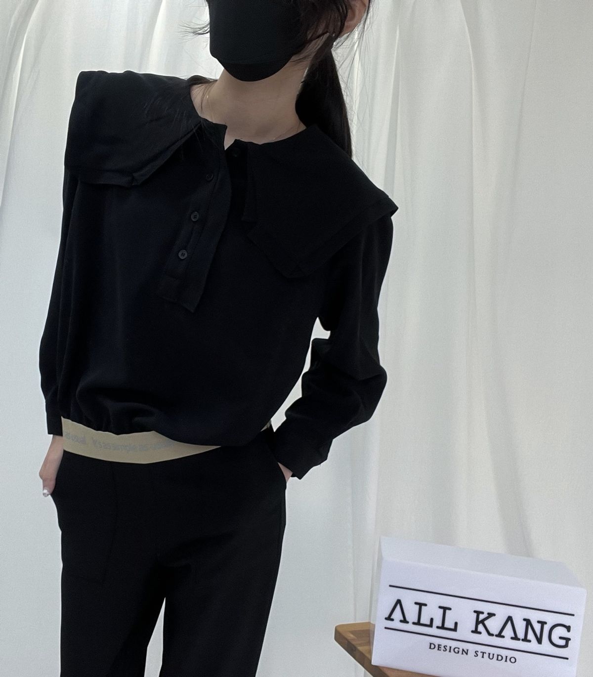 올강 디자인 스튜디오(ALL KANG DESIGN STUDIO) 레터링 Tape 포인트 블라우스
