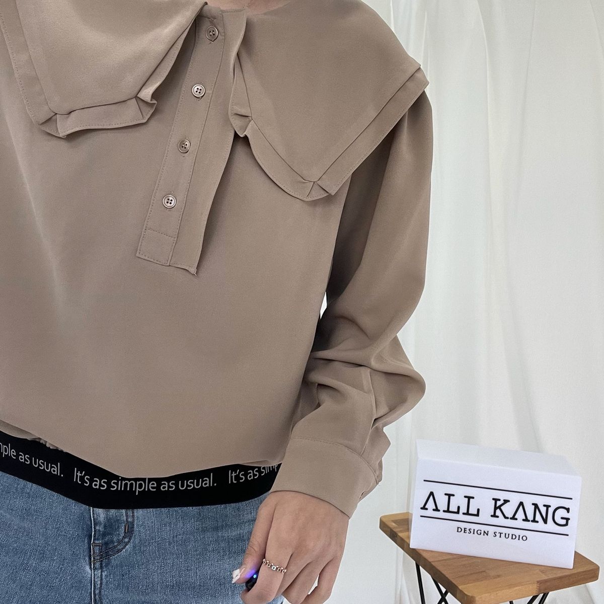 올강 디자인 스튜디오(ALL KANG DESIGN STUDIO) 레터링 Tape 포인트 블라우스