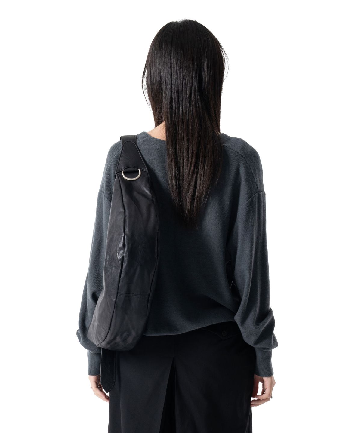 이우가마카라스(IUGAMAKARAS) H-Buckle Banana Leather Bag (black)