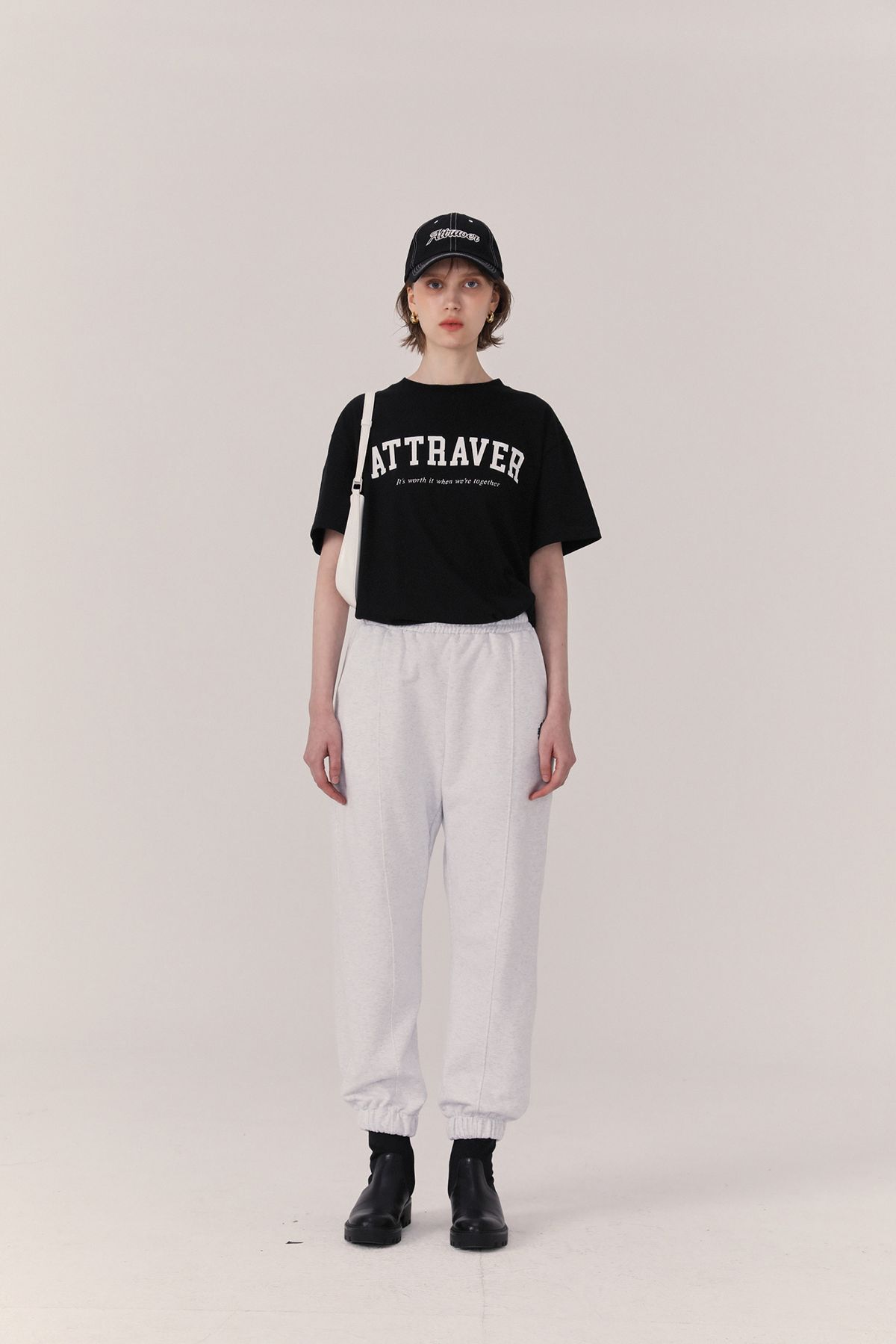 아뜨라베르(ATTRAVER) 베르 블랙 티셔츠