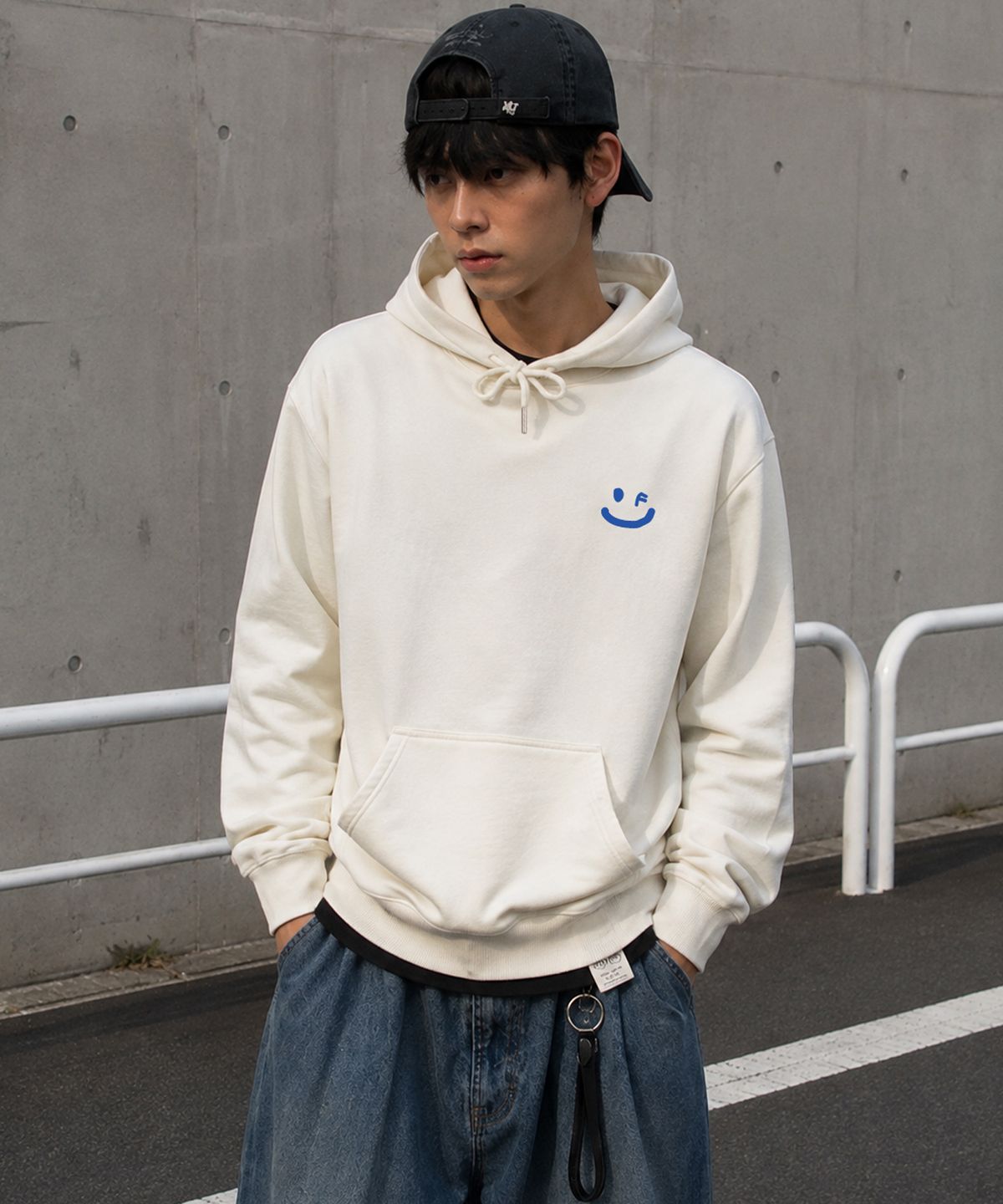 그레이버(GRAVER) [UNISEX]스몰 드로잉스마일 후드티_크림