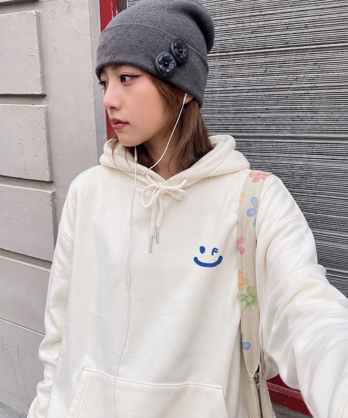 그레이버(GRAVER) [UNISEX]스몰 드로잉스마일 후드티_크림