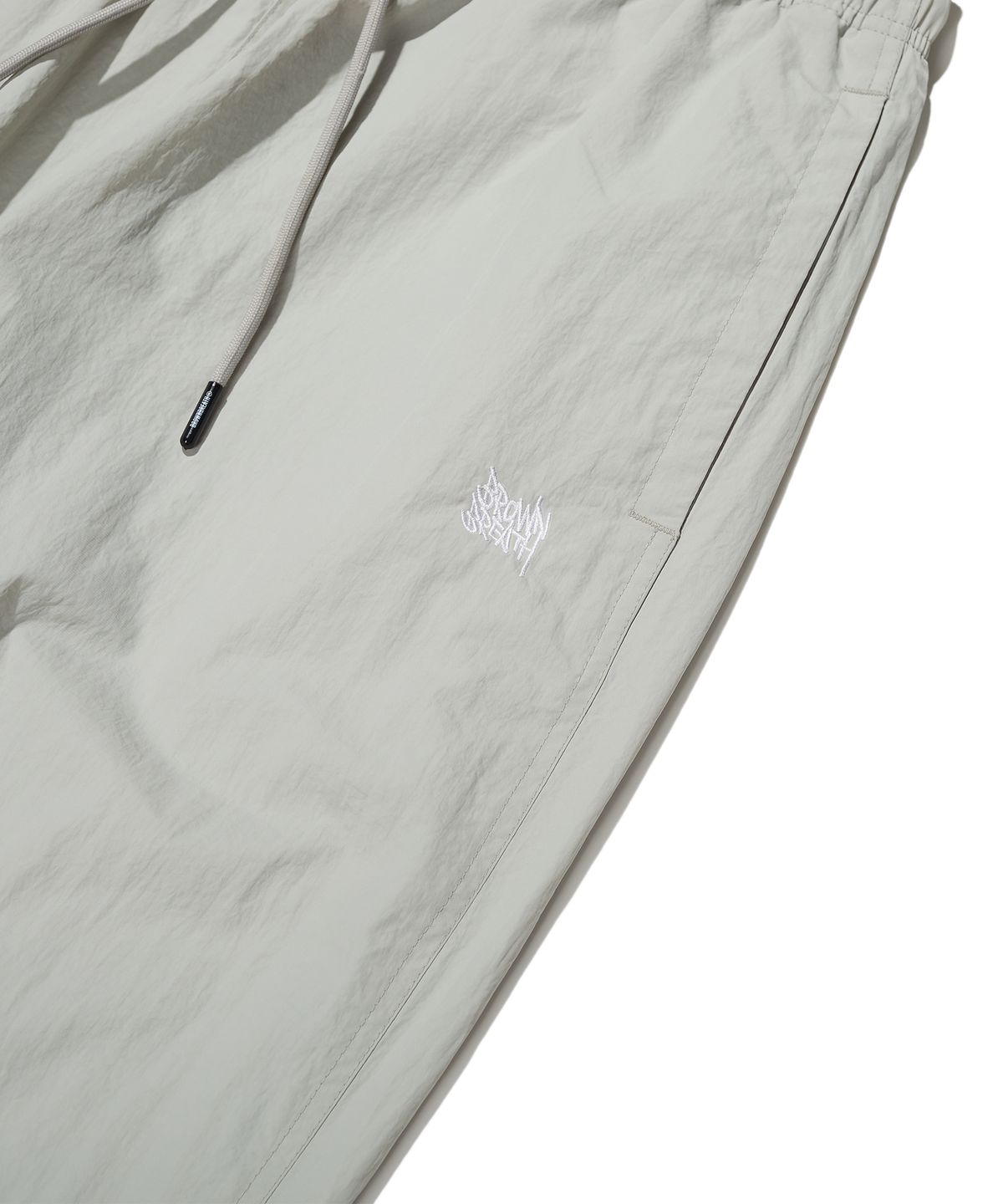 브라운브레스(BROWNBREATH) TAG NYLON PANTS - GREY