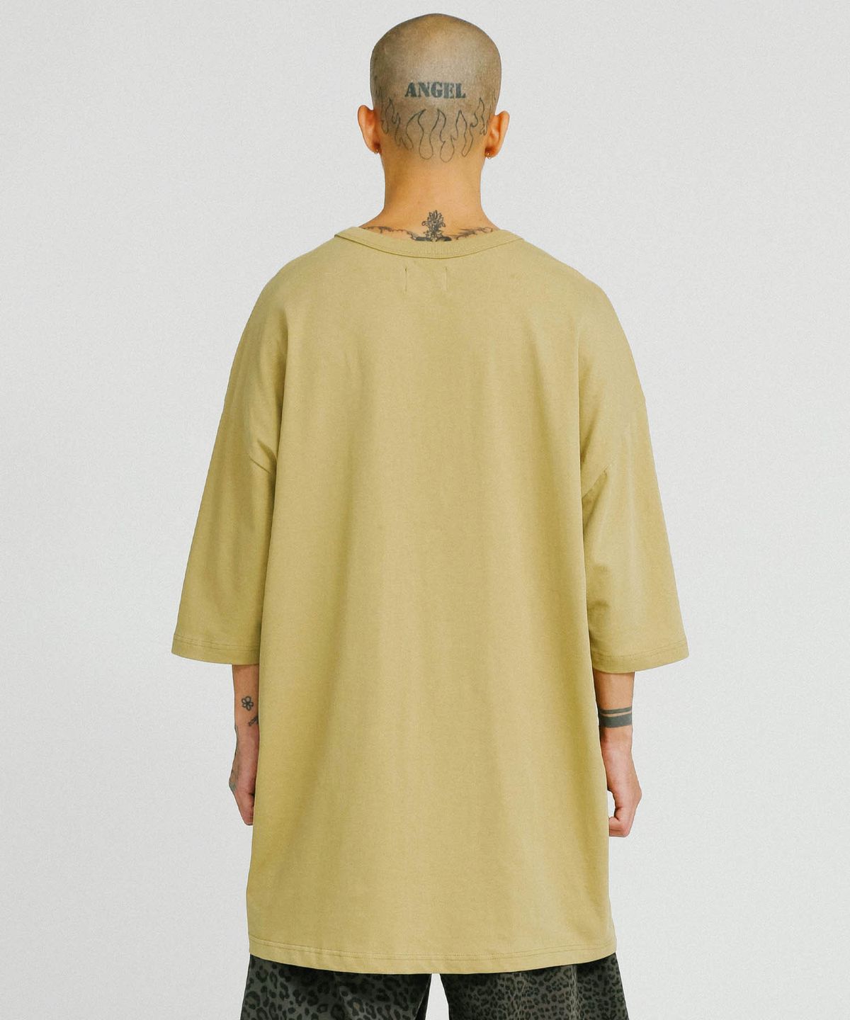아조바이아조(AJOBYAJO) Robots Duel Oversized T-Shirt [Mustard]