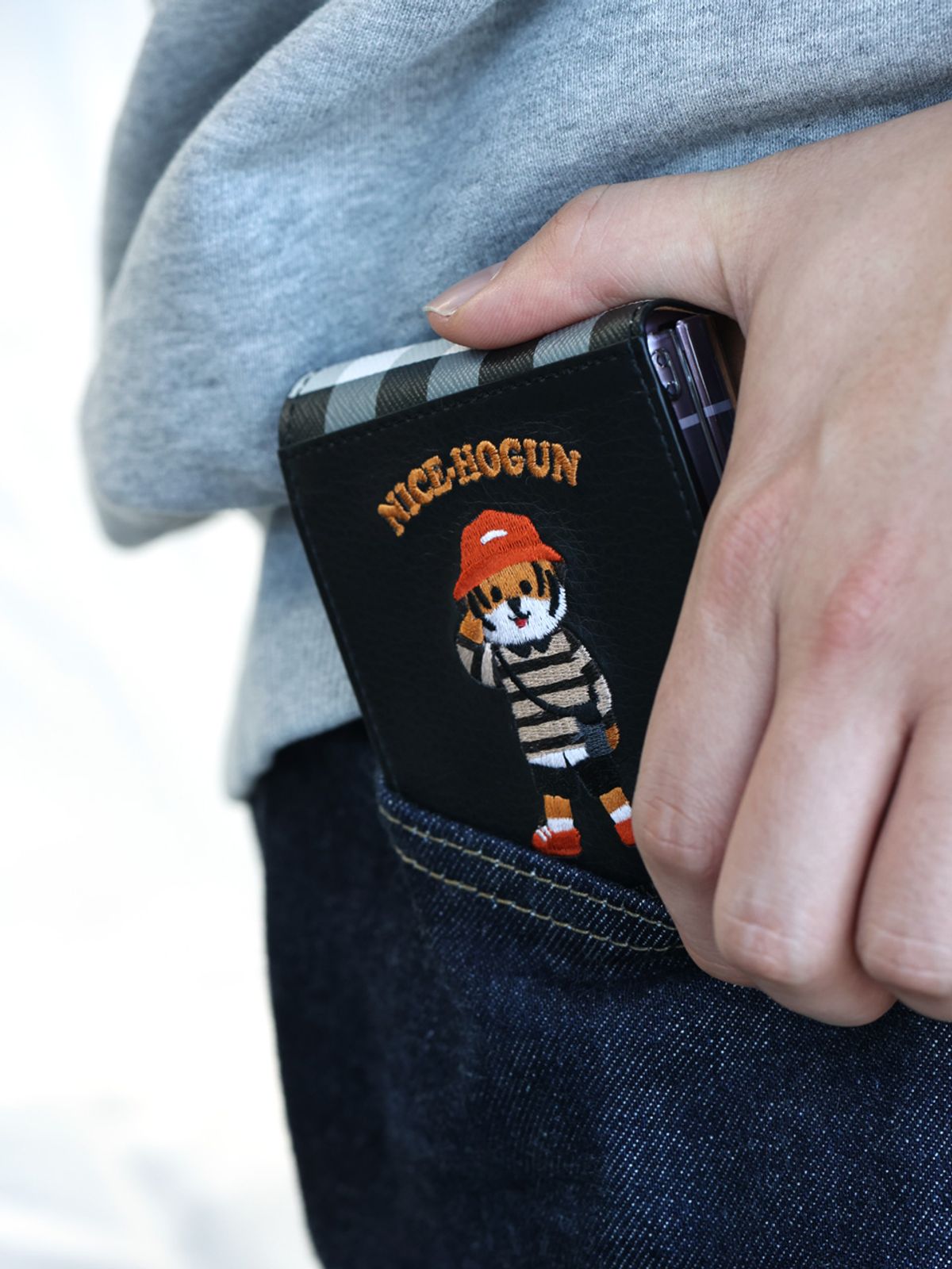 디자인스킨(DESIGNSKIN) 갤럭시Z플립3/2/1 자수 피크닉 케이스_블랙 호군