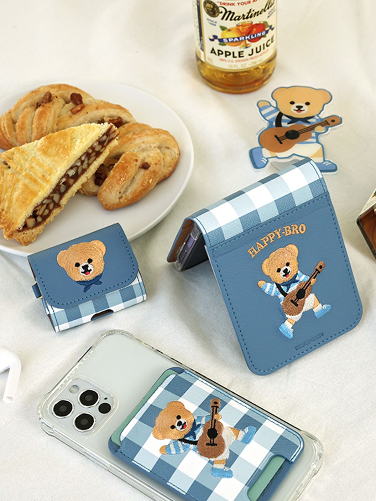 디자인스킨(DESIGNSKIN) 갤럭시Z플립3/2/1 자수 피크닉 케이스_블루 브로