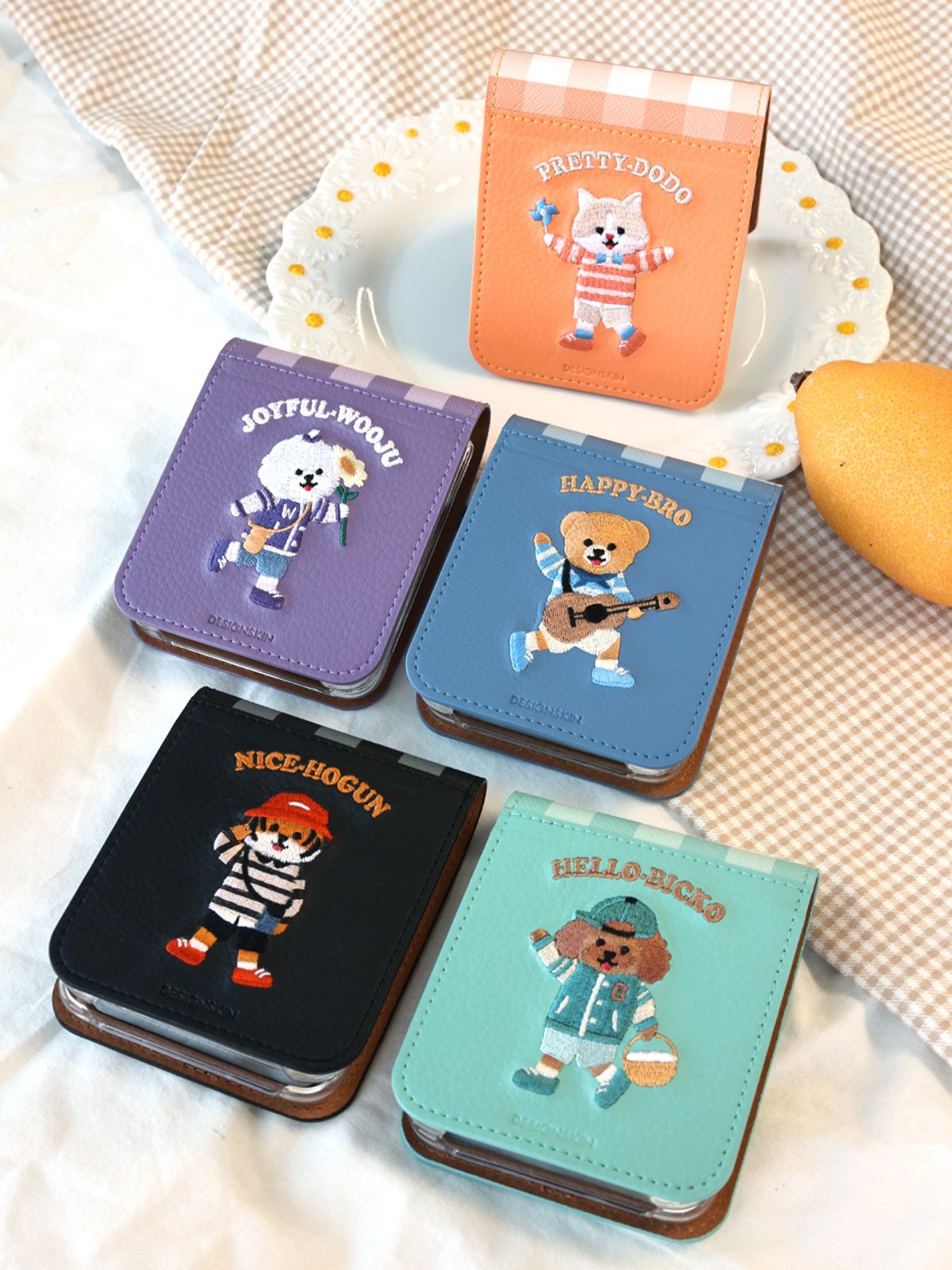 디자인스킨(DESIGNSKIN) 갤럭시Z플립3/2/1 자수 피크닉 케이스_블루 브로