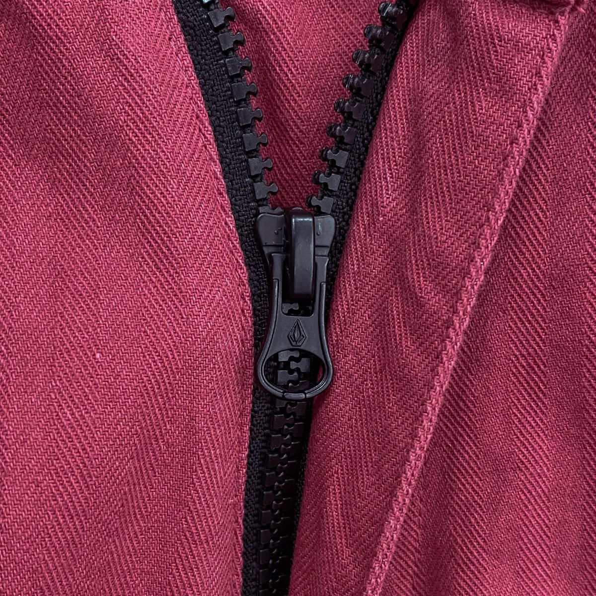 볼컴(VOLCOM) 헤링본 컴포트핏 카고 팬츠(레드)