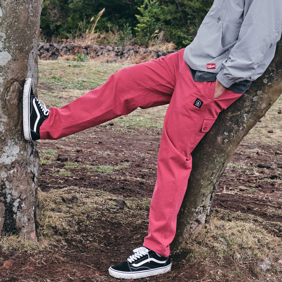 볼컴(VOLCOM) 헤링본 컴포트핏 카고 팬츠(레드)