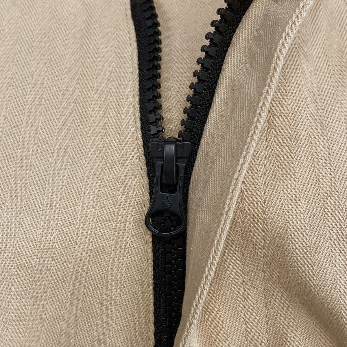 볼컴(VOLCOM) 헤링본 컴포트핏 카고 팬츠(베이지)