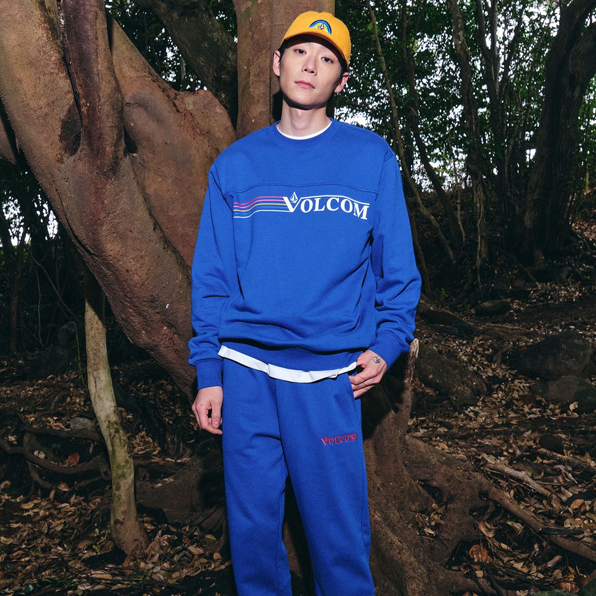 볼컴(VOLCOM) NEW 레인보우 컴포트핏 맨투맨(올리브)