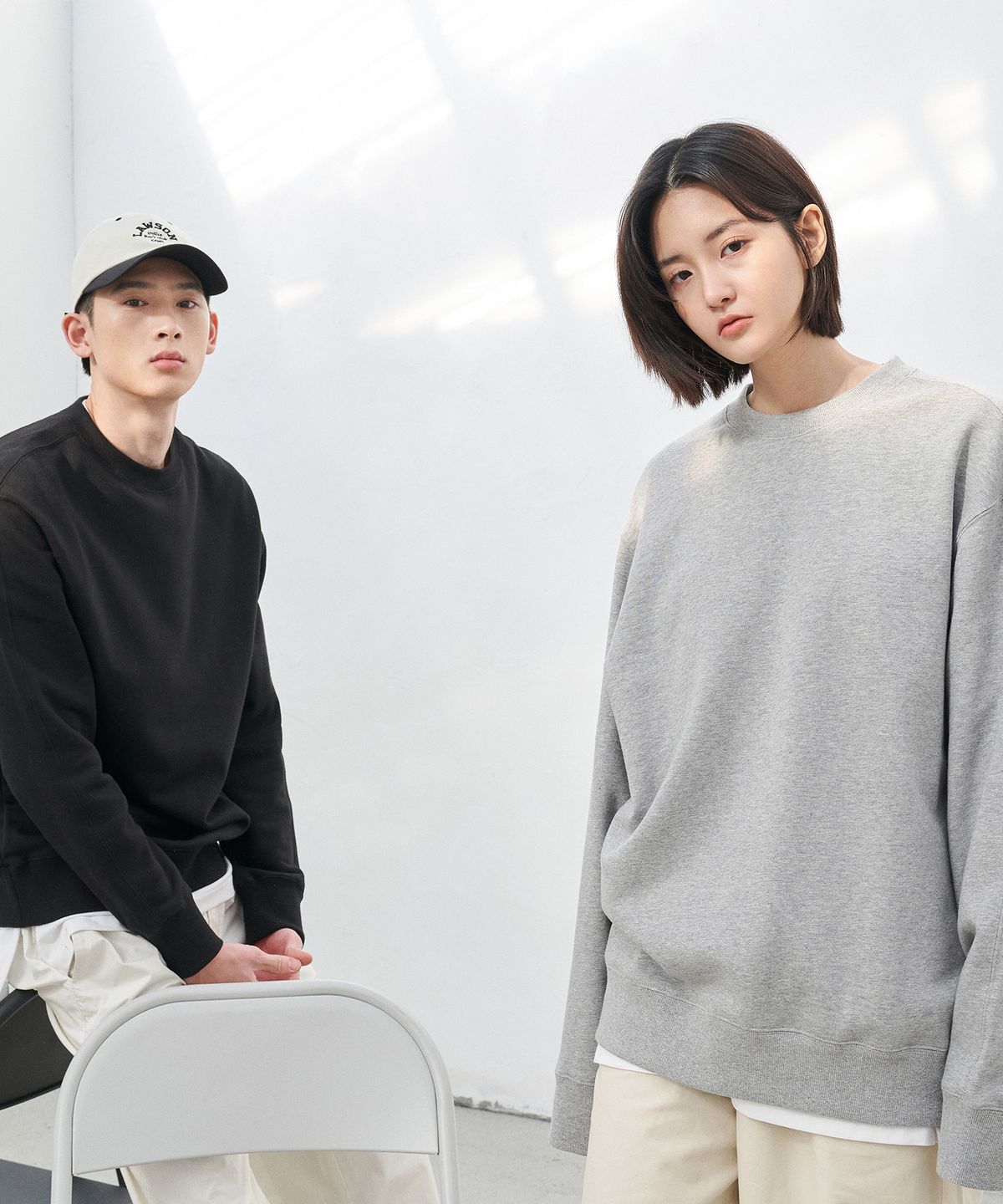 베이직하우스(BASIC HOUSE) UNI 미니쭈리 오버핏 맨투맨 라이트베이지 LWTS0103