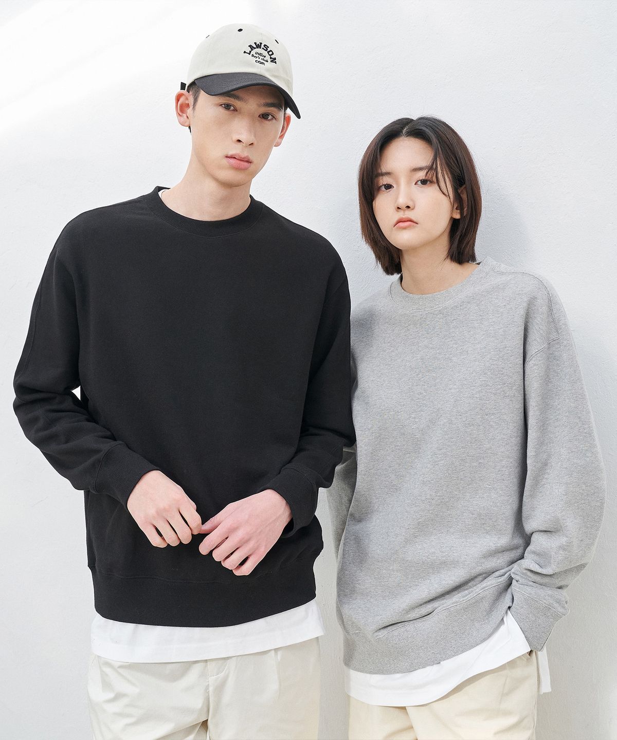 베이직하우스(BASIC HOUSE) UNI 미니쭈리 오버핏 맨투맨 라이트베이지 LWTS0103
