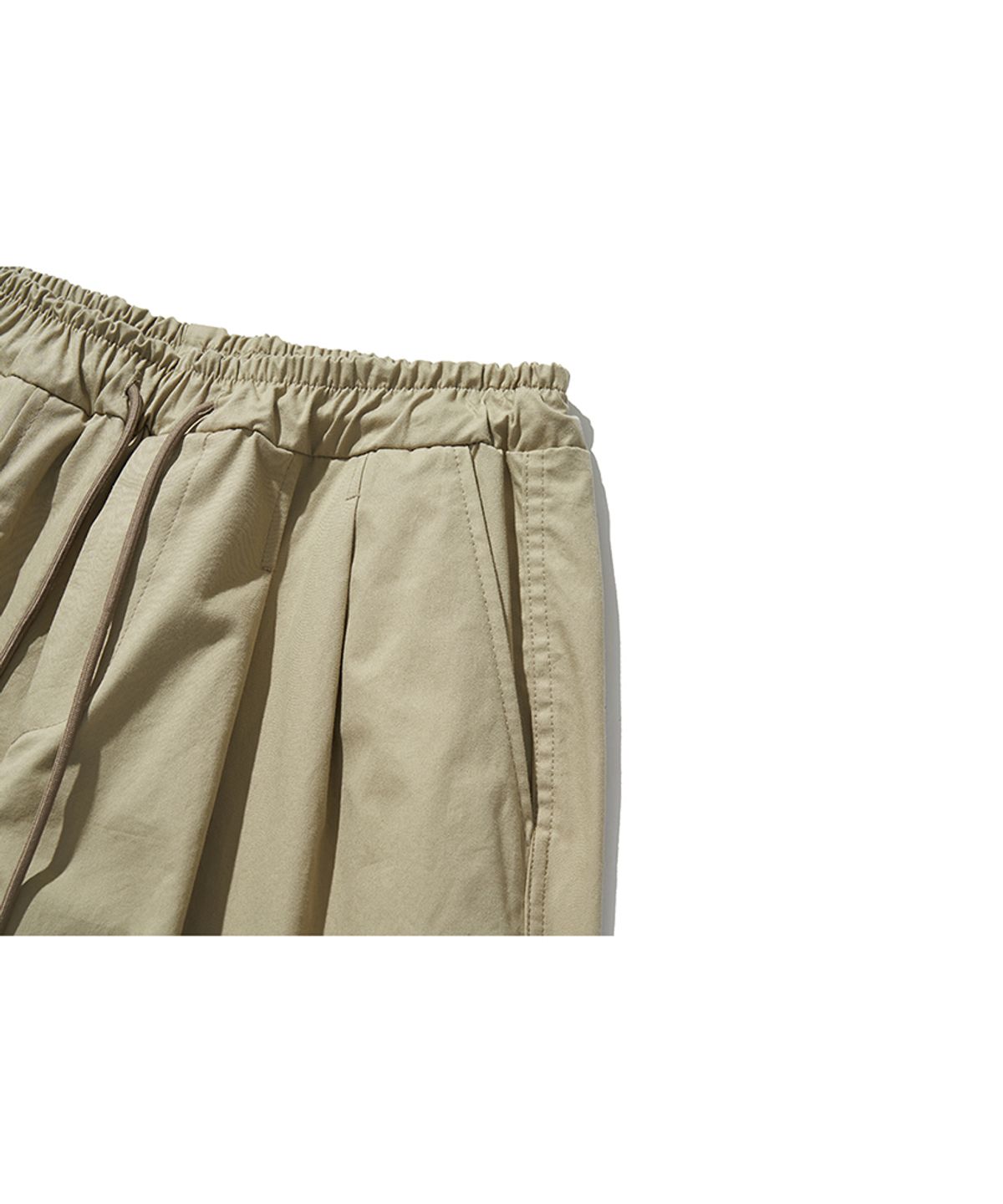모아(MOAA) 버뮤다 투턱 하프 팬츠 (BEIGE)