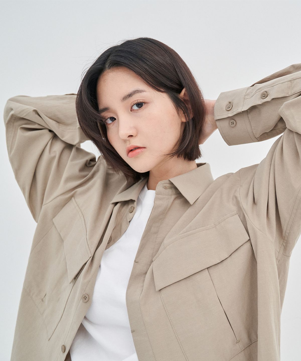 베이직하우스(BASIC HOUSE) UNI 세미오버핏 아웃포켓 셔츠 자켓 베이지 LWWS2101