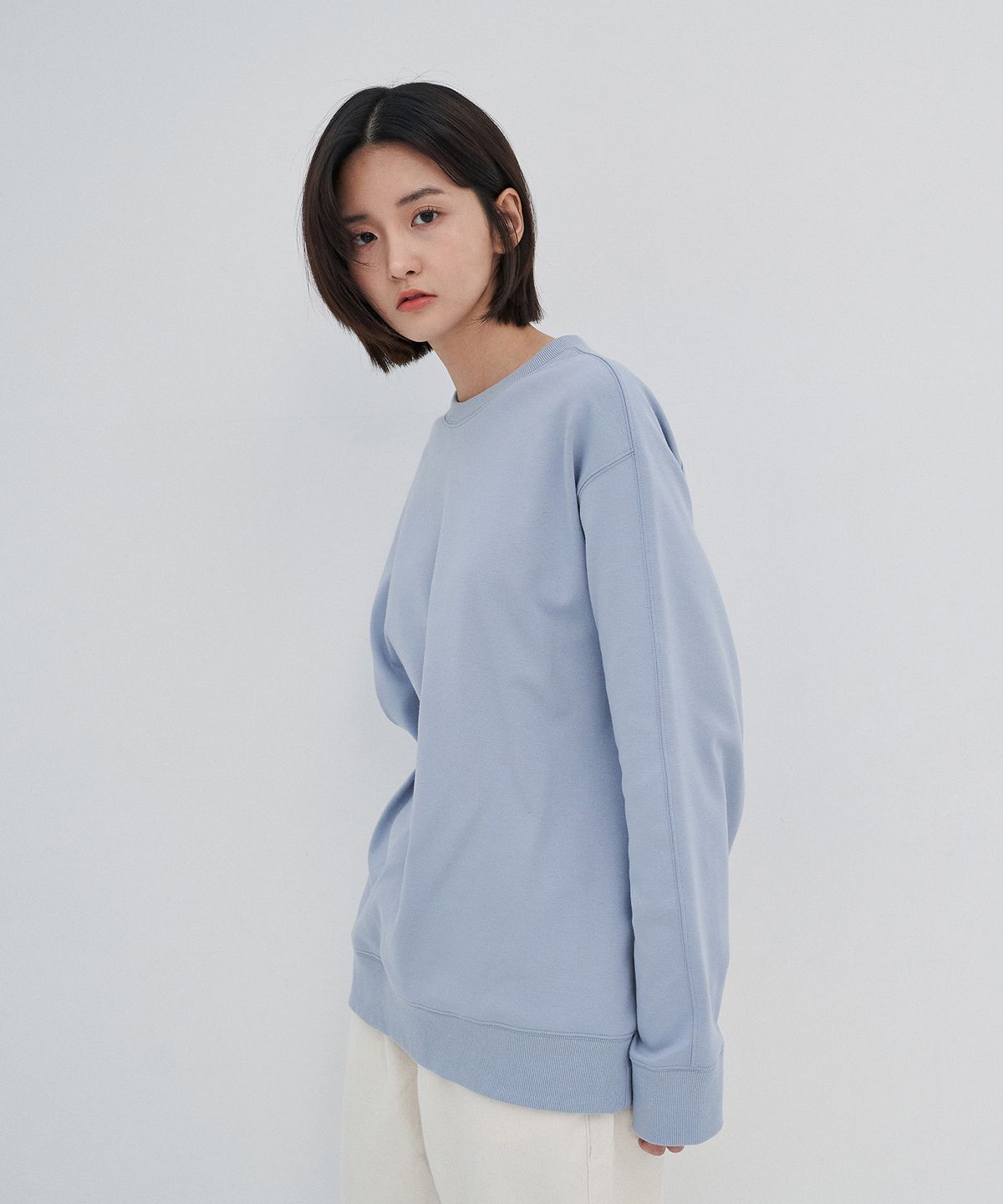 베이직하우스(BASIC HOUSE) UNI 리사이클 세미오버핏 맨투맨 스카이블루 LWTS0101