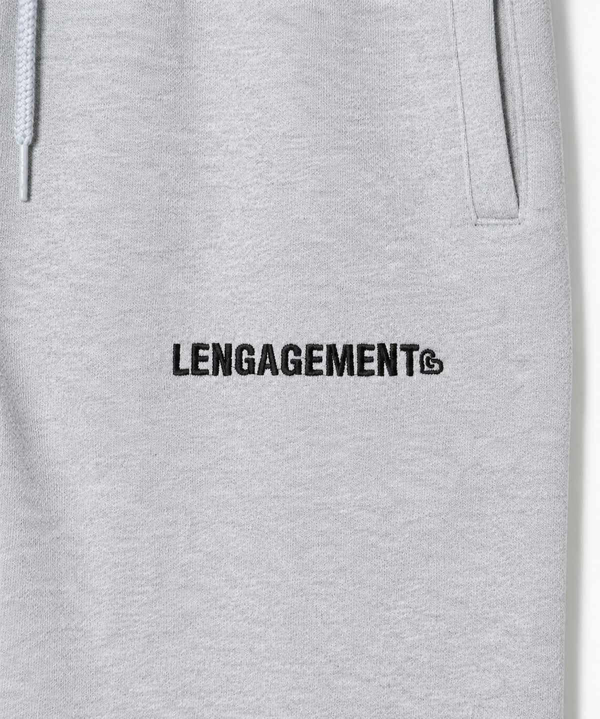 랑가주망(LENGAGEMENT) 무봉재 스토리 로고 조거 팬츠 [그레이]