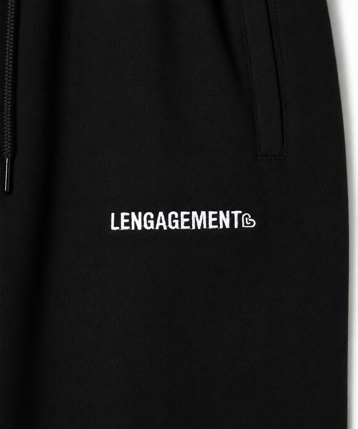 랑가주망(LENGAGEMENT) 무봉재 스토리 로고 조거 팬츠 [블랙]